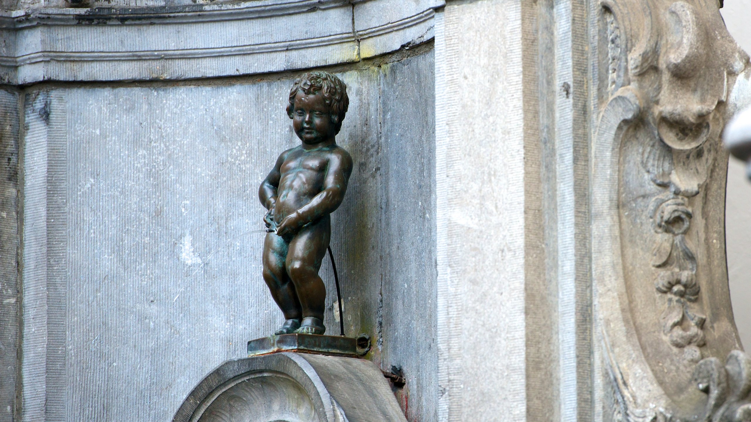 Manneken Pis Statue wingman