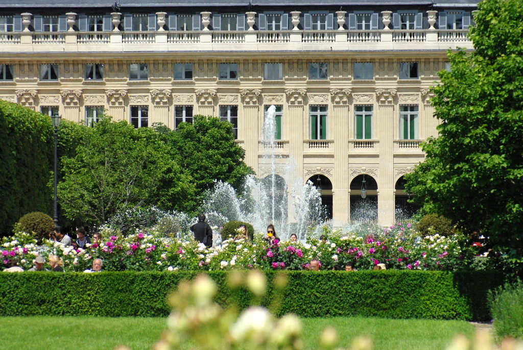 palais royal secret garden paris