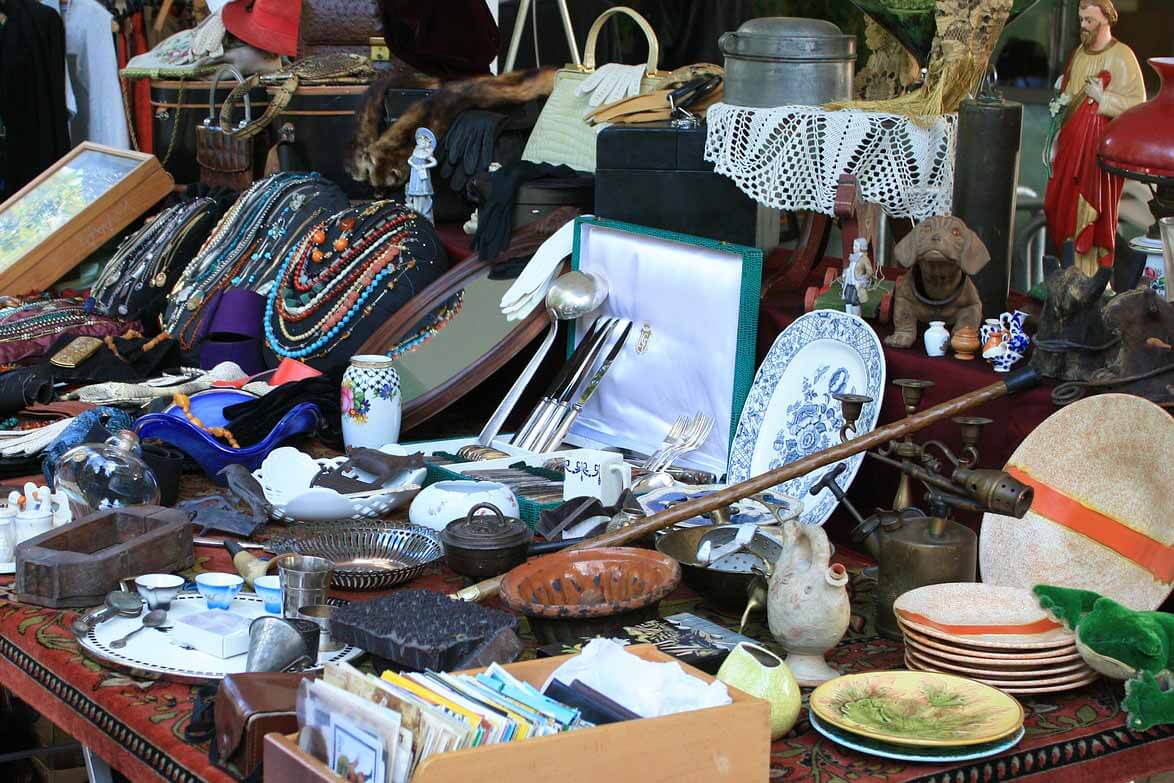 What to Watch Out For: Street vendors selling “antique” items that are actually cheap knock-offs. <br> How to Avoid It: Purchase antiques only from reputable shops with good reviews. If a deal seems too good to be true, it probably is. Always ask for a certificate of authenticity if you’re buying something valuable.
