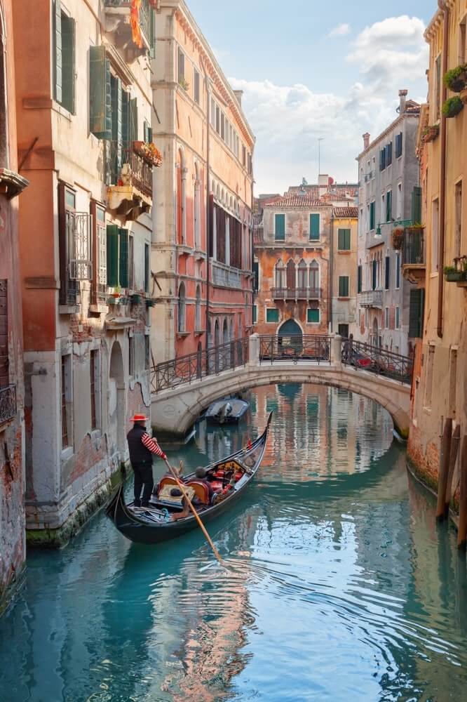 free tour guide to venice - gondola