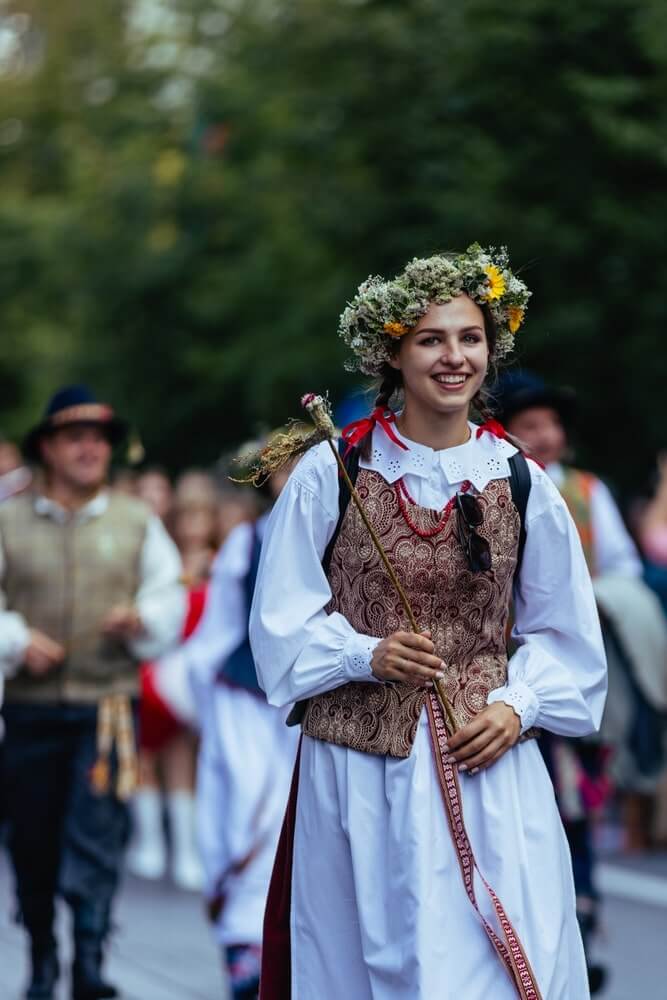 free tour guide to vilnius - lady celebrating